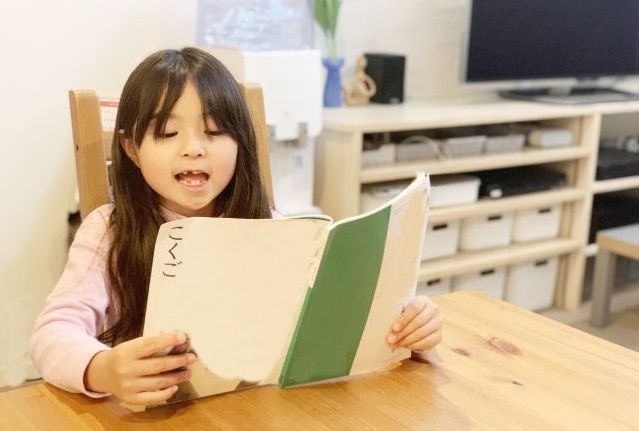 教科書を音読する女の子
